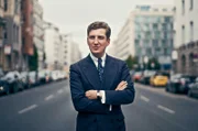 Max Mogg entwirft englische Maßanzüge. Hauptsitz seiner Schneiderei ist Berlin, mit Standorten in Köln und London.