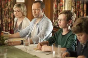Es wird heiß diskutiert am Sonntagstisch. Linda (Amy Carlson, l.) und Danny (Donnie Wahlberg, 2.v.l.) müssen ihre Kinder Jack (Tony Terraciano, 2.v.r.) und Sean (Tony Terraciano, r.) wegschicken ...