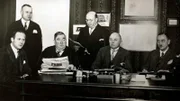 An Originalschauplätzen in Berlin und Düsseldorf erzählen Gabi Schlag und Benno Wenz die spannende Geschichte Ernst Gennats, des kriminalistischen Erneuerers und ersten Profilers der Welt.