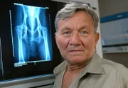 Nach dem Tod des alten Leitwolfes Lobo möchte Tierpfleger Helmut Kowollik (Klaus Manchen) in den Ruhestand gehen.