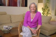 Gerhild, 63, Ordinationsassistentin i.R. aus Salzburg, will sich wieder verlieben und ist bei der Wahl ihrer Partnerschaft vollkommen offen. Ihr Motto lautet: „Wo die Liebe hinfällt! Ich wünsche mir einen freundlichen Mann, es darf sich aber auch eine Frau melden, wenn sie sich von mir angezogen fühlt“, sagt die Salzburgerin selbstbewusst. „Vergangenes Jahr war ich auf der Love Parade, es war einfach wunderbar!“ Wenn sie an ihren neuen Partner oder ihre neue Partnerin denkt, hat sie klare Vorstellungen: „Ein Mann soll optisch zu mir passen, er darf ruhig ein Bärli sein, ich lehne mich gern an. Eine Frau muss gepflegt sein. Ich kann mir eine Frau mit langen Haaren sehr gut vorstellen, bei Männern mag ich das aber nicht.“ Das Alter spielt für sie keine Rolle – ob der neue Partner oder die neue Partnerin nun älter oder jünger ist als sie, ist nebensächlich. „Die Erotik ist für mich, als sehr leidenschaftliches Sternzeichen, natürlich sehr wichtig“, schmunzelt die Skorpion-Dame und gibt sich selbstbewusst. In ihrem Leben gab es zwei bedeutende Beziehungen, die aber nicht für die Ewigkeit hielten. Dass sie Kultur liebt, beweist sie auch in ihrem Liebesg’schichten-Portrait bei einem Museumsbesuch. Und natürlich wäre es auch schön, wenn ihr neuer Mann oder ihre neue Frau in Zukunft ihre Kulturleidenschaft teilt. Gerhild, 63, Ordinationsassistentin i.R. aus Salzburg, will sich wieder verlieben und ist bei der Wahl ihrer Partnerschaft vollkommen offen. Ihr Motto lautet: „Wo die Liebe hinfällt! Ich wünsche mir einen freundlichen Mann, es darf sich aber auch eine Frau melden, wenn sie sich von mir angezogen fühlt“, sagt die Salzburgerin selbstbewusst. „Vergangenes Jahr war ich auf der Love Parade, es war einfach wunderbar!“ Wenn sie an ihren neuen Partner oder ihre neue Partnerin denkt, hat sie klare Vorstellungen: „Ein Mann soll optisch zu mir passen, er darf ruhig ein Bärli sein, ich lehne mich gern an. Eine Frau muss gepflegt sein. Ich kann mir eine Frau mit langen Haaren sehr gut vorstellen, bei Männern mag ich das aber nicht.“ Das Alter spielt für sie keine Rolle – ob der neue Partner oder die neue Partnerin nun älter oder jünger ist als sie, ist nebensächlich. „Die Erotik ist für mich, als sehr leidenschaftliches Sternzeichen, natürlich sehr wichtig“, schmunzelt die Skorpion-Dame und gibt sich selbstbewusst. In ihrem Leben gab es zwei bedeutende Beziehungen, die aber nicht für die Ewigkeit hielten. Dass sie Kultur liebt, beweist sie auch in ihrem Liebesg’schichten-Portrait bei einem Museumsbesuch. Und natürlich wäre es auch schön, wenn ihr neuer Mann oder ihre neue Frau in Zukunft ihre Kulturleidenschaft teilt.
