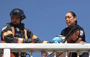 Paul Strickland (Brian Michael Smith, l.), Tommy Vega (Gina Torres, r.)