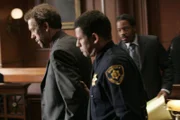 Tritter versucht alles, um Dr. Gregory House (Hugh Laurie, l.) vor Gericht zu bringen. Da er sich die Medikamente eines Toten beschafft hat, drohen House zehn Jahre Haft ...