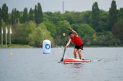 Stand-up Paddler Normen Weber auf dem Fühlinger See während des „Maus-Duells“.