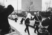 Evakuierung einer Geisel durch Polizisten nach der Sprengstoffexplosion in der westdeutschen Botschaft in Stockholm