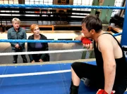 Die Kommissare Charlotte Sänger (Andrea Sawatzki) und Fritz Dellwo (Jörg Schüttauf, links) verhören Mike Staupen (Peter Davor) zum Mord an seinem Bruder.