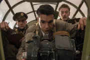 (v.l.n.r.) Nately (Austin Stowell); Yossarian (Christopher Abbott); Dunbar (Josh Bolt)