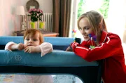 Julia Klug (Friederike Kempter, r.) hat keine Ahnung, dass ihre Familie hinter ihrem Rücken einen Babysitter für Baby Ellie (Johanna Gaudlitz, l.) sucht.