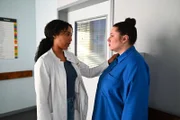 Vanessa (Julia Augustin) zerreißt es, nichts über Valeas Zustand zu wissen. Links Imani (Féréba Koné)