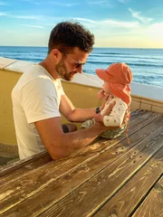 Erster Urlaub als Papa. Martin (l.) mit seiner kleinen Tochter (r.), die er zusammen mit seiner Frau Nicolina adoptiert hat.