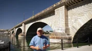 Jan Kassies aus Holland leitet das Touristenbüro in Lake Havasu City. Hinter ihm die alte London Bridge, gekauft von einem Amerikanischen Geschäftsmann und hier in der Wüstenstadt am Colorado wieder aufgebaut.