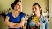 Magdas (Verena Altenberger) kleine Schwester Aga (Alina Konieczny, r.) mustert skeptisch die kleine Kammer, in der Magda wohnt.