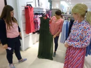 V.l.: Shoppingbegleitung Anja, Verkäuferin und Kandidatin