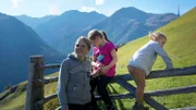 Michaela Gamper vom Gfall-Hof mit ihren Kindern.