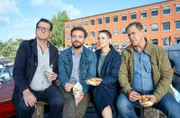 Backfisch für Alle (v.li.): Lars (Ingo Naujoks), Gregor (Jonas Minthe), Nina (Julia E. Lenska) und Finn (Sven Martinek) genießen eine kurze Auszeit.
