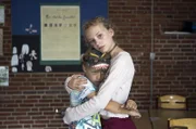 In einem Schulaufsatz beschreibt Holly (Flora Ofelia Hofmann Lindahl) ihre Gewalterfahrungen: Sie und ihr jüngerer Bruder Theo (Noah Storm Otto) scheinen in unmittelbarer Gefahr zu schweben.