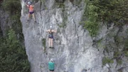 Die Gruppe hangelt sich am steilen Felsen hinauf