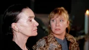 Als Ilse (Christiane Reiff, re.) Sofia (Gudrun Gundelach) um Gnade bittet, stellt Sofia eine grausame Bedingung: Ilse soll Mona töten, um selbst am Leben zu bleiben...