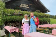 Moderatorin Tamina Kallert (r) und die Sennerin Lisi Matieschek an der Mayerlehenhütte auf der Gruberalm.