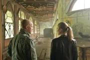 Die Kommissare Hannah Zeiler (Nora Waldstätten) und Micha Oberländer (Matthias Koeberlin) sind auf Spurensuche in der alten Villa.