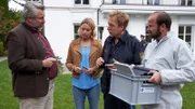 Die Kommissare Stadler (Dieter Fischer) und Winter (Vanessa Eckart) bitten Polizeihauptmeister Mohr (Max Müller), die von der Spurensicherung (Alexander Vitzthum) sichergestellten Unterlagen ins Kommissariat zu bringen.