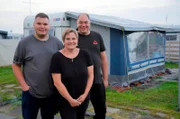 Jannik, Nicole und Jörg Hesse (r) vor ihrem ersten eigenen Wohnwagen in Dangast an der Nordsee.