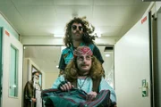 Tschugger Staffel 2 Regie: David Constantin und Leandro Russo Produktion: Shining Film AG Kamera: Rafael Kistler Drehbuch: David Constantin, Johannes Bachmann, Mats Frey, Rafael Kistler, Leandro Russo 2021 Folge 2 Hauptmotiv 4 Smetterling verlässt das Spital: David Constantin als Bax (hinten), Cédric Schild als Smetterling (vorne)