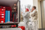 Hubert (Christian Tramitz, r.) und Girwidz (Michael Brandner, m.) ermitteln in der Wurstfabrik