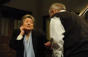 Lotte hat ihren Ohrclip verloren und Alois hilft ihr bei der Suche. Von links: Lotte Steinbichler (Eva Christian) und Alois Preissinger (Erich Hallhuber sen.).