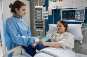 Nele Grüners (Fine Sendel, r.)] Zustand hat sich verschlechtert. Kann Mara Grüner (Paulina Rümmelein, l.) ihrer Schwester beistehen?