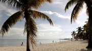 Jenn aus Toms River, New Jersey, ist alleinerziehende Mutter und möchte in Zukunft lieber auf Key West Fahrrad fahren, als in ihrer überfüllten Heimat im Stau zu stehen. Seit ihrer Kindheit träumt die Barfrau davon, auf einer Insel der Florida Keys zu leben und macht sich nun mit ihrem sechsjährigen Sohn auf den Weg, um dort ein passendes Domizil zu finden. Jenn wünscht sich ein günstiges, schlüsselfertiges Haus mit großem Garten, während auf der Wunschliste ihres Sprösslings ein Pool, direkter Zugang zum Strand und ein eigenes Boot stehen.