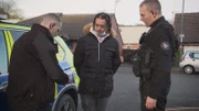Polizeibeamte mit einem vorbestraften Übeltäter in Nottingham.