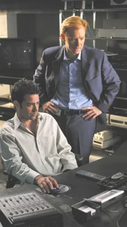 Ein illegales Drogenlabor hat den Tod eines Mannes herbei geführt. Horatio (David Caruso) und Tim (Rory Cochrane) erhoffen sich eine Spur durch eine Untersuchung der gefundenen Substanzen.