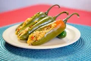 Jalapenos, gefüllt mit zerkleinertem Hühnchen und gehacktem Gemüse.