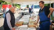 Menschen auf dem Straßenmarkt