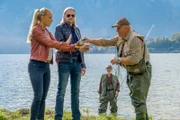 "Soko Donau", "Im Paradies." Im idyllischen Traunkirchen wird eine alte Dame ermordet. Unser Team ermittelt in dem kleinen, beschaulichen Ort am Traunsee - und ist höchst irritiert. Einiges scheint hier nicht zu stimmen, sowohl bei den meist älteren Dorfbewohnern, als auch bei Toni, der sich mit Frau und Kind vor seinem verbrecherischen Vater versteckt. Und dann taucht noch ein gutangezogener und gutinformierter Mann auf, der dem Team dringend rät, die Ermittlungen einzustellen. Was geht vor in der scheinbaren Idylle? Und warum gehen alle Ermittlungsversuche ins Leere? Im Bild (v.li.): Lilian Klebow (Penny Lanz), Stefan Jürgens (Carl Ribarski).