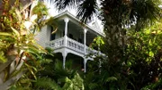 Cindy und Chris verlassen ihre Heimat Boone, North Carolina, und tauschen Berge und Kälte gegen tropisches Klima und Palmen in Key West, Florida, ein, wo sie neue Jobangebote bekommen haben. Durch die Lage zwischen dem Golf von Mexiko und dem Atlantik hat Key West das ganze Jahr über angenehme Temperaturen. Außerdem ist es ein perfekter Platz zum Segeln oder Tauchen und bietet viele Restaurants, Bars und Shoppingmöglichkeiten. Nur über den Standort ihres neuen Heims müssen sie sich noch einigen: Cindy hätte gerne ein Haus am Wasser, Chris will im Landesinneren wohnen.