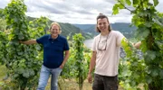 Björn Freitag mit Jan-Philipp Bleeke (r). Jan-Philipp Bleeke hat in Kröv im Jahr 2020 die erste Wein-Solawi an der Mosel gegründet. Im Weinberg lernt Spitzenkoch Björn Freitag einige der solidarisch wirtschaftenden Mitglieder kennen und erfährt, dass der junge Winzer u.a. mit der Hilfe von Schafen für ein ausgewogenes Ökosystem im Weinberg sorgt.