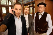 ARD HEITER BIS TÖDLICH - ALLES KLARA II, FOLGE 23, "Harzer Blut", am Donnerstag um 18:50 Uhr im ERSTEN. Klara ist spurlos verschwunden. Kleinert (Felix Eitner, l.), Frau Dr. Müller-Dietz (Alexa Maria Surholt, M.) und Dr. Münster (Jörg Gudzuhn, r.) sind alarmiert.
