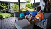 Russell und Marianne möchten ihren Traum von einem Haus im sonnigen Vanuatu im Südpazifik erfüllen und suchen ein Haus direkt am Strand. Ihr Immobilienmakler Warren zeigt ihnen sogar eine eigene Insel mit spektakulärer Aussicht.
