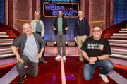 Moderator Kai Pflaume (M.) und seine Rateteam-Kapitäne Bernhard Hoëcker (l.) und Elton (r.) begrüßen in dieser Sendung die Komikerin und Schauspielerin Cordula Stratmann (2.v.l.) und den Komiker und Schauspieler Michael Kessler (2.v.r.).