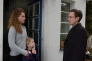 Anne (Klara Deutschmann, l.) und ihre Tochter (Merle Staacken, M.) erhalten überraschenden Besuch von Stefan Meinhard (Arnd Klawitter, r.).