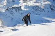 Schweiz - Bear Grylls filmt in den Schweizer Penninischen Alpen für die Episode "Berge".