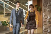 Alex (Rowan Witt, l.); Lauren (Katherine Parkinson, r.)