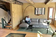 Der Spitzboden ist vom Schlafzimmer über eine Leiter zu erreichen. Dort steht die Badewanne.