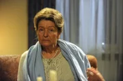 Lotte Steinbichler (Eva Christian) erzählt, was sie vor vielen Jahren in Lansing erlebt hat.