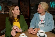 Katrin (Ulrike Frank, l.) erklärt Maren (Eva Mona Rodekirchen), dass sie nur hoffen kann, dass Matilda und Julian die Bank in Gerners Sinne weiterführen