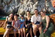 Langeweile gibt es bei Danni Büchner nicht. Die Fünffachmama hat mit ihren Kindern alle Hände voll zu tun. Und da sind die Zwillinge noch am einfachsten zu betreuen. Bild: Jada, Diego, Jenna, Danni, Volkan, Joelina auf einem Boot