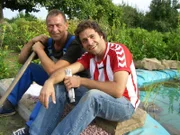 Wenn Männer auf Shoppingtour im Baustoffhandel sind, ist das immer ein Erlebnis - auch für Claus (r.) und Ralle. Letzterer hat sich mächtig in Schale geworfen. Als Architekt einer Gartenlaube muss man schließlich auch optisch etwas bieten.