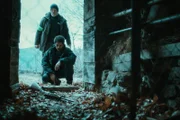 Alter Ego Staffel 1 Folge 5 Bild-Titel Verräterische Blutspur: Gian Marco Tognazzi (stehend) als Kommissar Leonardo Blum, Marcos Piacentini als Samuel Donati  Copyright: SRF/RSI